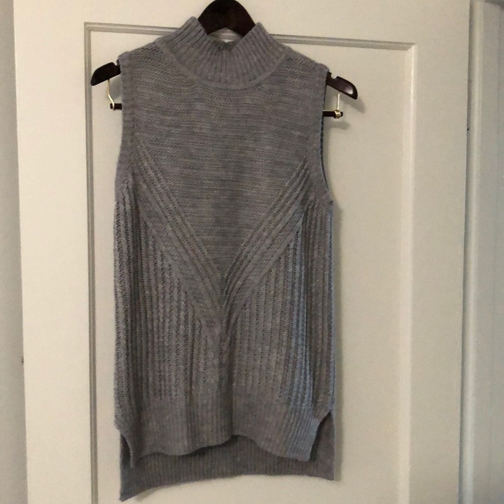Sleeveless turtleneck